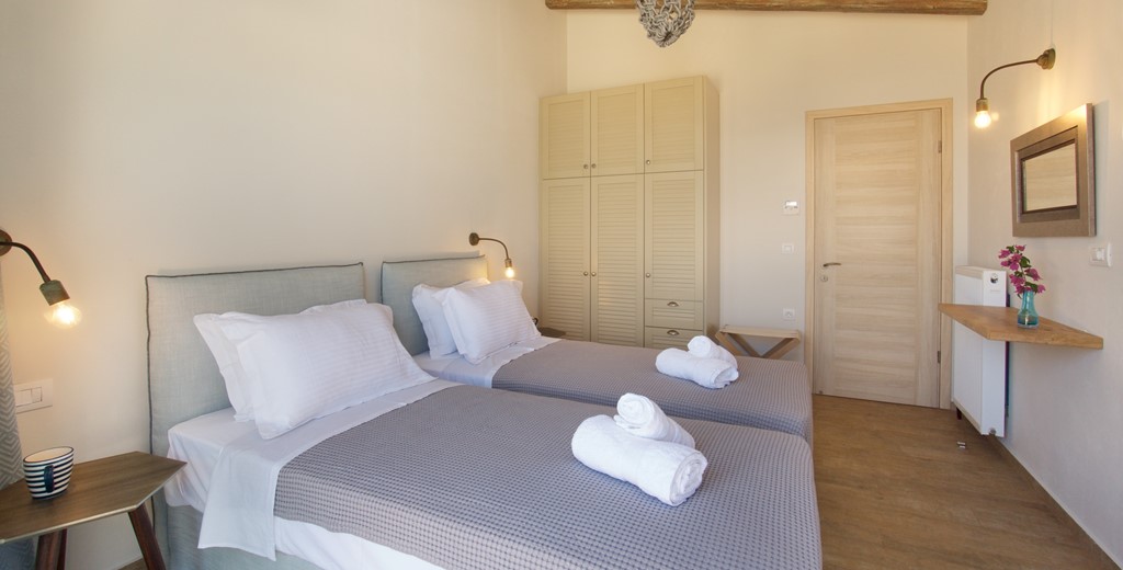 Twin room with plenty of space and storage for your holiday in Villa Frydi, Karavomilos, Kefalonia, Greek Islands