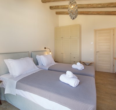 Twin room with plenty of space and storage for your holiday in Villa Frydi, Karavomilos, Kefalonia, Greek Islands