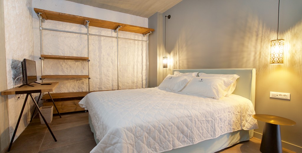 Bedroom with double bed and plenty of room for your belongings inside Villa Vivere, Assos, Kefalonia